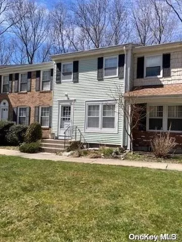 19 Penn Cmns #19, Yaphank, NY 11980