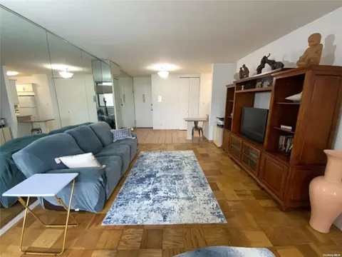 27010 Grand Central Pkwy #5U, Little Neck, NY 11362