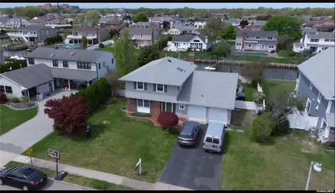 35 Skipper Dr, West Islip, NY 11795