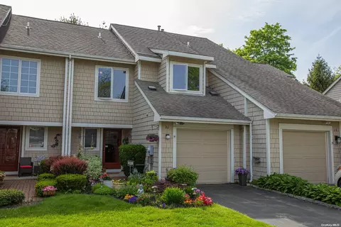 30 Cedar Ridge Ln #30, Bay Shore, NY 11706