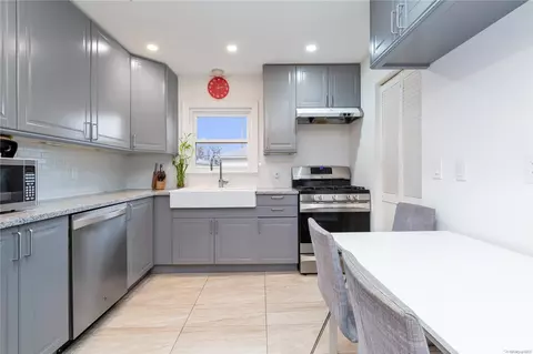37-14 Little Neck Pkwy, New York, NY 11363