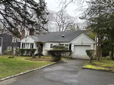 10 W Terrace Rd, North Hempstead, NY 11021