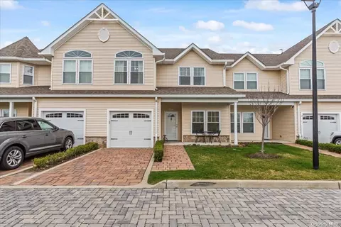 402 Canoe Pl #402, Copiague, NY 11726