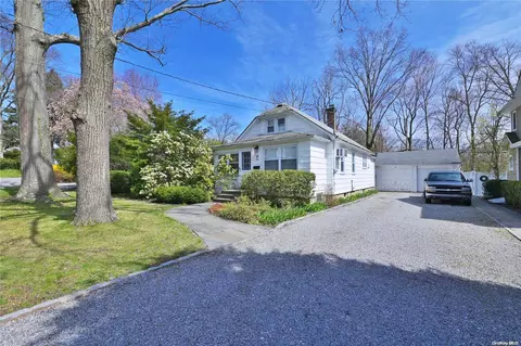 46 Glen Cove Dr, Glen Head, NY 11545