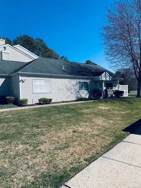 214 Gothic Cir #214, Manorville, NY 11949