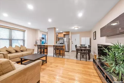 13 Terrace Cir #1-H, North Hempstead, NY 11021
