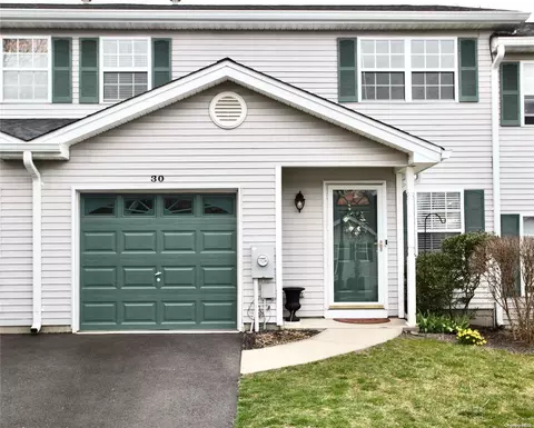 30 Biltmore Cir #30, Huntington Station, NY 11746