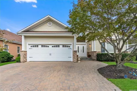 81 Redan Dr #81, Smithtown, NY 11787