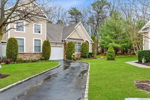34 Eagle Cir #34, Bohemia, NY 11716