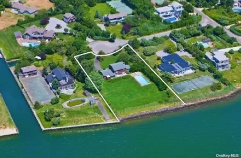 5 Bayberry Ln, East Quogue, NY 11942