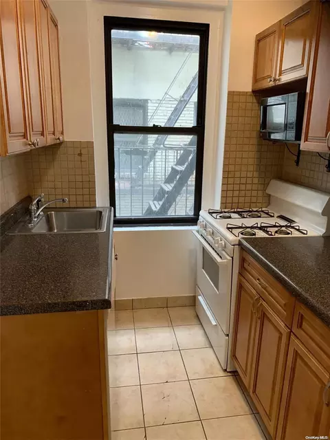 21-16 35th St #3H, New York, NY 11105