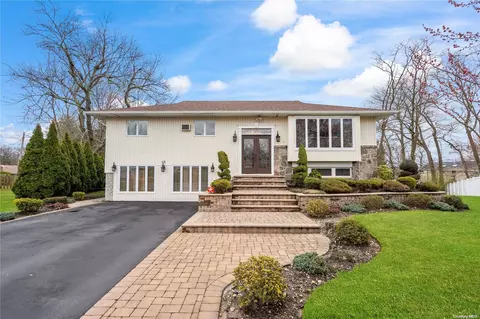 18 Melbourne Ln, Old Bethpage, NY 11804