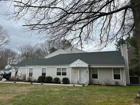 42 Quail Ct #42, Manorville, NY 11949