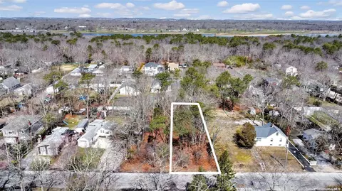 144 Riverside Ave, Southampton, NY 11901