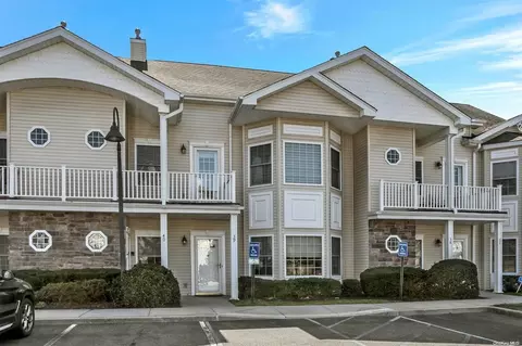 39 Autumn Dr #39, Plainview, NY 11803