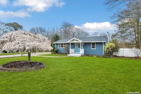 324 Amityville St, Islip Terrace, NY 11752