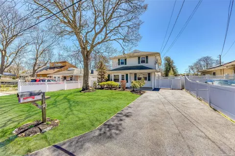 18 W Rugby Dr, Shirley, NY 11967