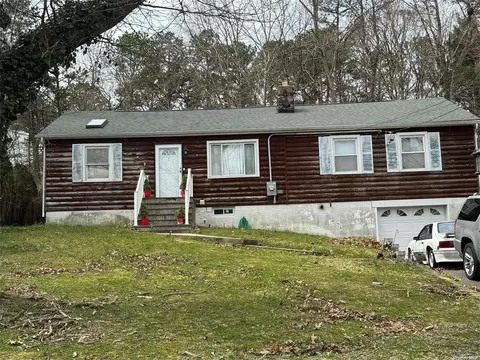 24 Forest Trl, Ridge, NY 11961