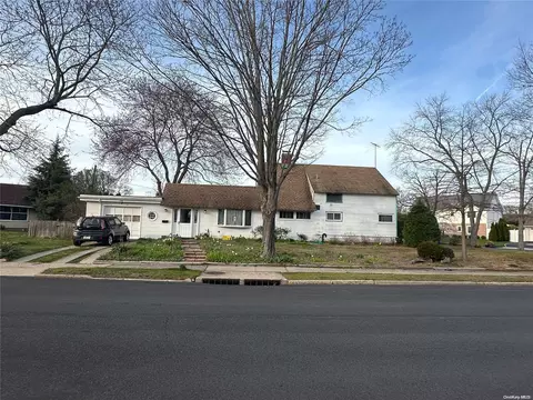 146 S Cypress Ln, North Hempstead, NY 11590