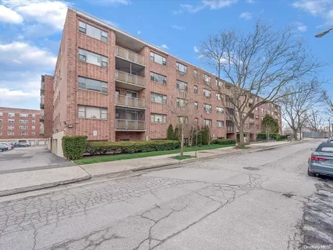 100 Clinton #2D, North Hempstead, NY 11501