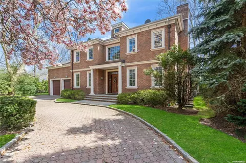 48 Wood Valley Ln, North Hempstead, NY 11050