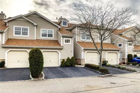91 Carriage Ln #91, Plainview, NY 11803