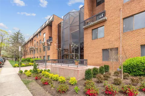 1 Ipswich #208, North Hempstead, NY 11021