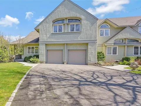1 Insbrook Ct #CORNER, Huntington, NY 11743