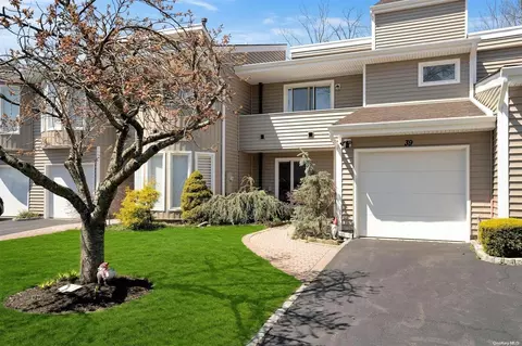 39 Kristin Ln #39, Hauppauge, NY 11788