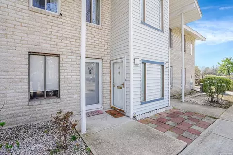 24 Redwood Ct #24, Coram, NY 11727