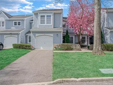 110 Lakebridge Dr #110, Smithtown, NY 11754