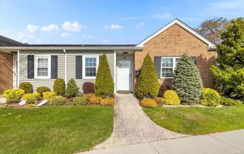 126 Harbor #126, Amityville, NY 11701