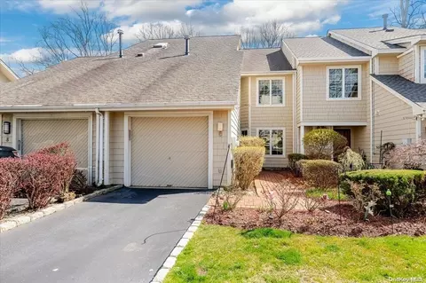 6 Oakmont Ln #6, Bay Shore, NY 11706
