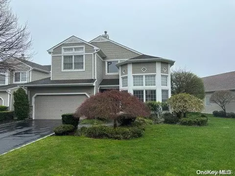 14 Cove Ln #14, Plainview, NY 11803