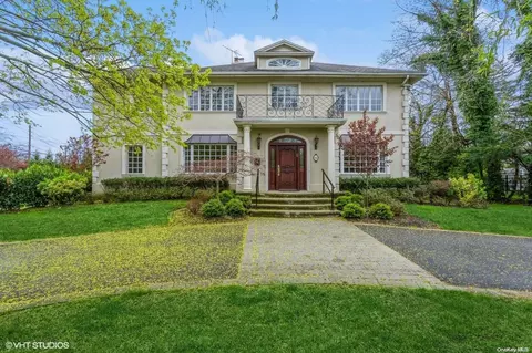 95 Briarwood Ln, Lawrence, NY 11559