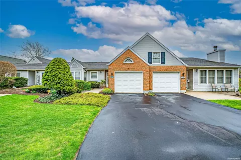 87 Hearthside Dr #87, Mount Sinai, NY 11766