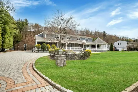 26 Clipper Dr, Northport, NY 11768