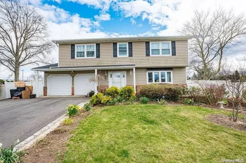 18 Griggs Dr, Greenlawn, NY 11740