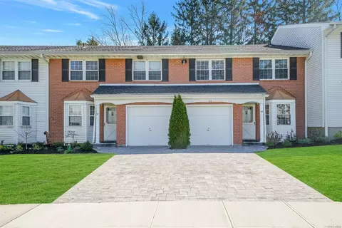 37 Santa Barbara Dr #37, Plainview, NY 11803