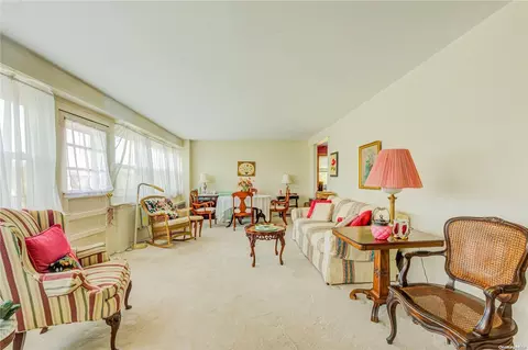 30 Pearsall Ave #4L, Glen Cove, NY 11542