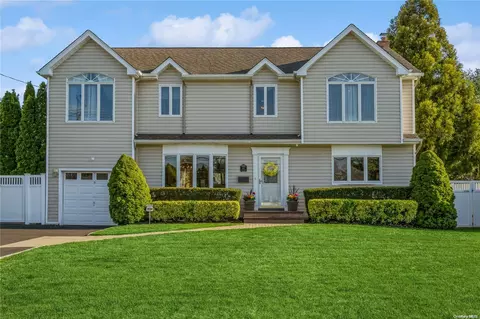 42 Sylvia Dr, West Islip, NY 11795