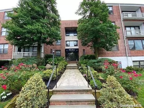 16 Stoner Ave #2E, North Hempstead, NY 11021