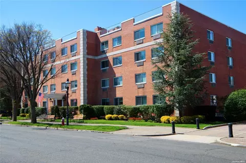 99 7th St #3A, Garden City, NY 11530