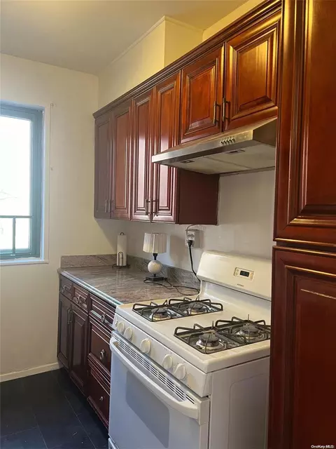 2055 Saint Raymond Ave #3B, New York, NY 10462