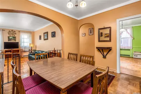 41-08 43rd St #6E, New York, NY 11104