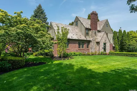 311 Woodland Dr, Brightwaters, NY 11718
