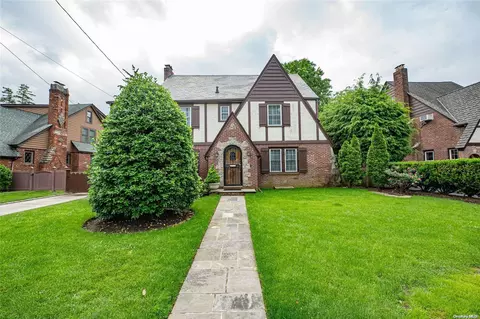 56 Donald St, North Hempstead, NY 11596