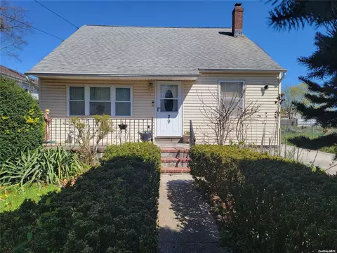 29 Manor Dr, Shirley, NY 11967
