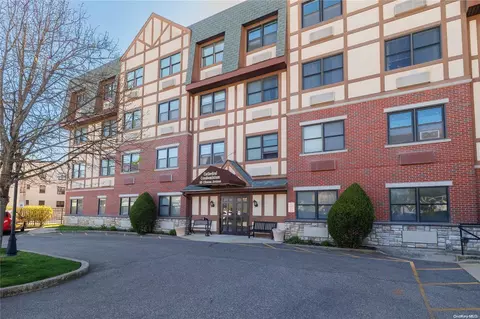 55 Clinton Ave #102, Rockville Centre, NY 11570