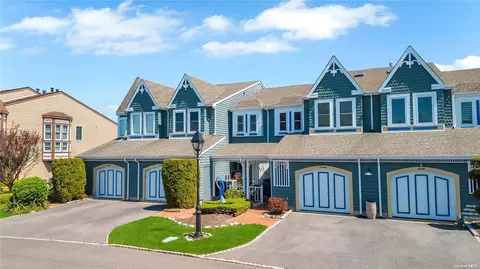 18 Victoria Dr #18, Amityville, NY 11701